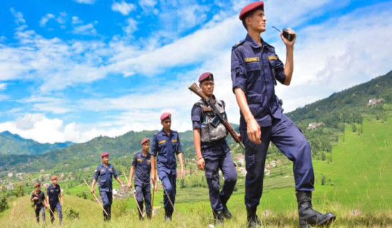 हातहतियार खोज्दै प्रहरी