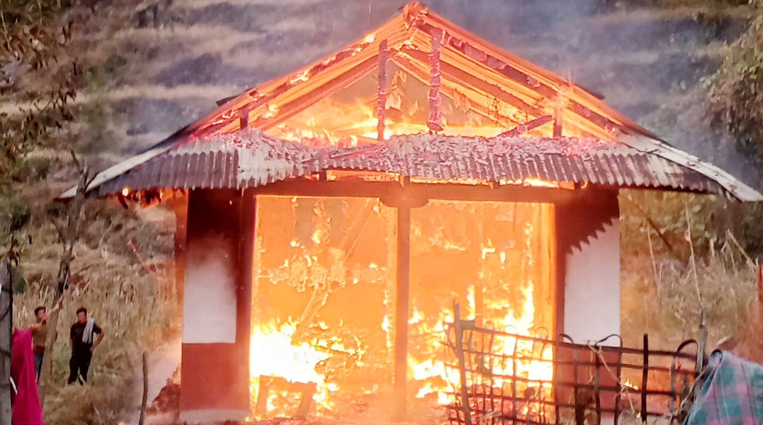 आगलागी हुँदा जलेर घर नष्ट