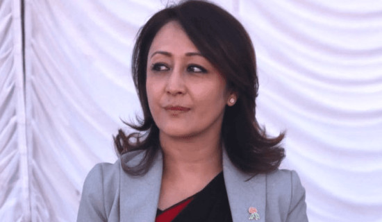 विद्यार्थीलाई शैक्षिक सामग्री वितरण