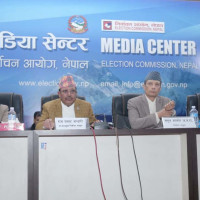 श्रमदान गरेर तमोर नदीमा काठे पुल निर्माण