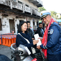 श्रमदान गरेर तमोर नदीमा काठे पुल निर्माण