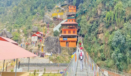 जीवनबोध छर्दै छु दुप्चेश्वरको पहरोमा !!