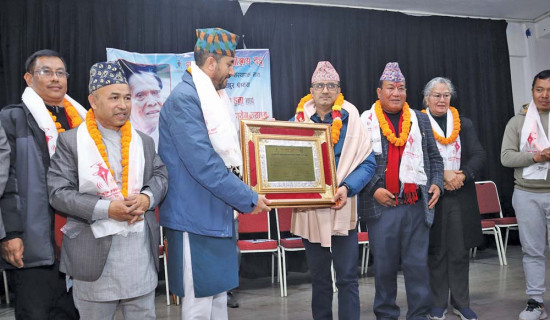 अधिकारीलाई प्रेस स्वतन्त्रता सेनानी पत्रकारिता पुरस्कार