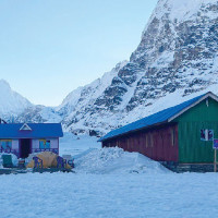 बसको ठक्करबाट पैदलयात्रीको मृत्यु : अरनिको राजमार्ग अवरुद्ध