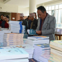 असारे खेतीलाई सिँचाइ गर्न कुलो बनाउन व्यस्त किसान