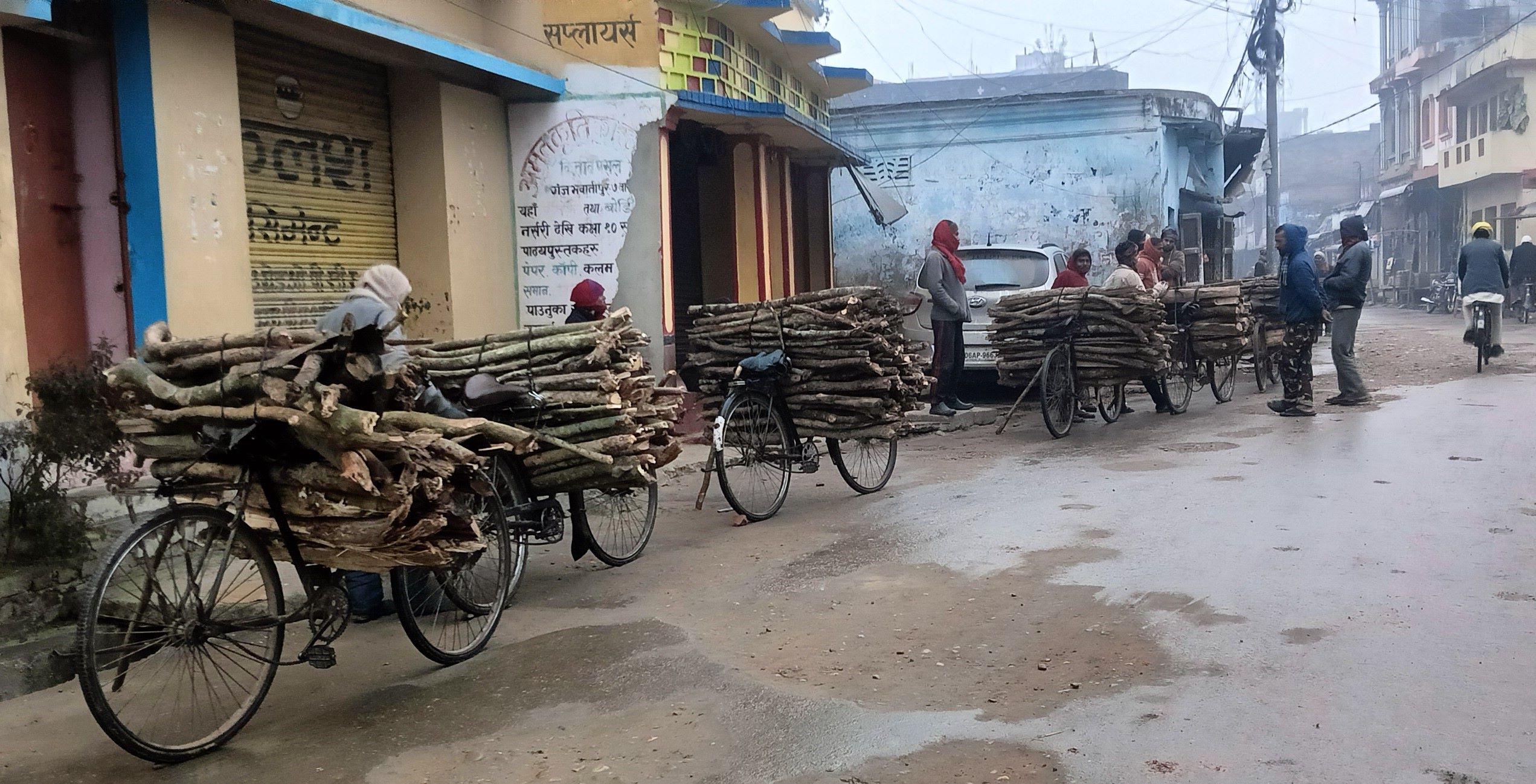 दाउरा बेचेर गुजारा गर्दै बिपन्न समुदाय