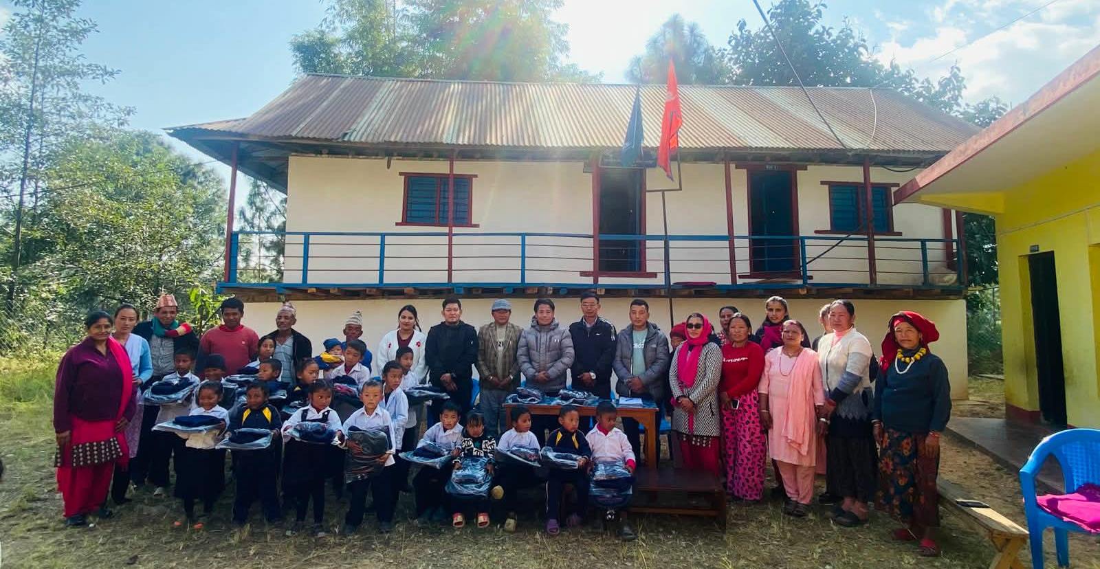 विद्यार्थीलाई न्यानो कपडा सहयोग