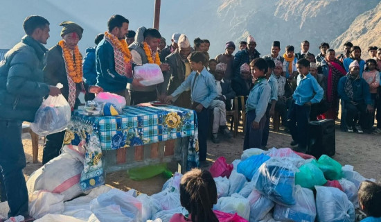 तीन विद्यालयका विद्यार्थीलाई पोषाक र शैक्षिक सामग्री वितरण