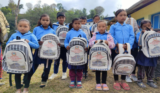सामुदायिक विद्यालयका विद्यार्थीलाई झोला वितरण