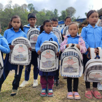 फलफूलको बगैँचा व्यवस्थापनमा किसान व्यस्त