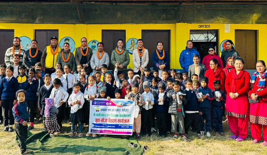 बाल मन्दिरका विद्यार्थीलाई जुत्ता–मोजा र टोपी