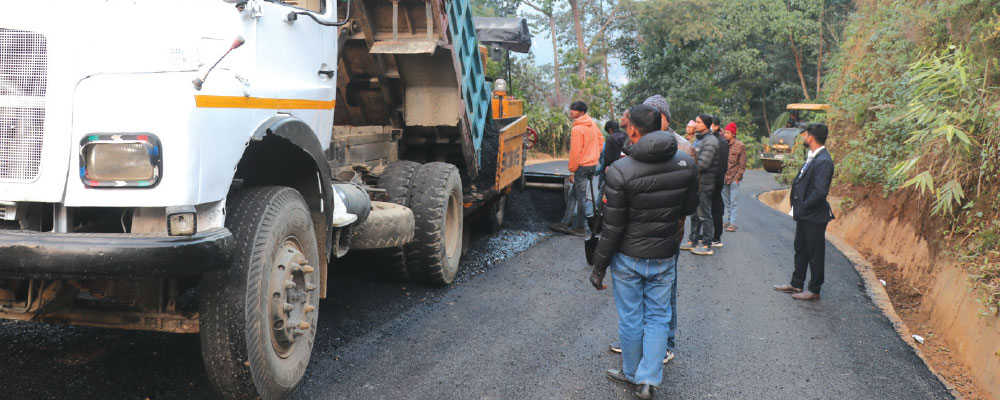 महालक्ष्मी सडक धमाधम कालोपत्रे