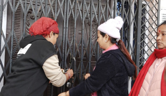 अत्तरियामा डिडिसी र वडा कार्यालयमा तालाबन्दी