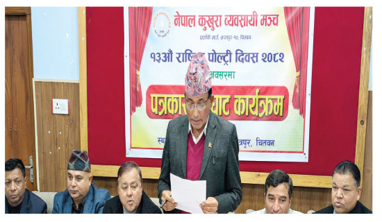 सङ्कट झेल्दै कुखुरापालक किसान