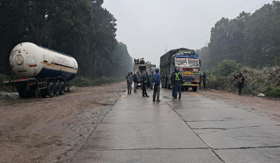 अवरुद्ध महेन्द्र राजमार्ग २४ घण्टापछि सञ्चालन