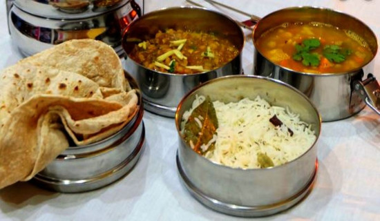 विद्यार्थीलाई ३० रुपियाँमा खाना