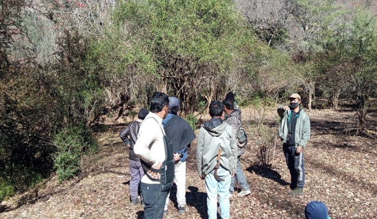 पर्यटकले भरिभराउ मन्थली विमानस्थल