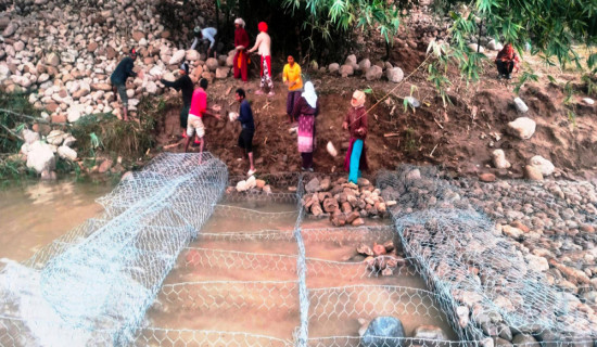 भू-क्षय रोक्न स्याली नदीमा तटबन्ध निर्माण