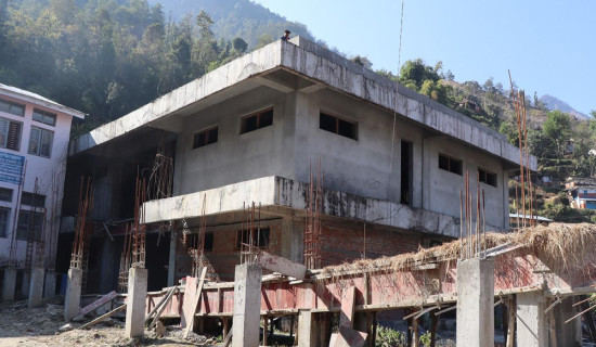 धवलागिरी अस्पताल भवन : तीन पटक म्याद थप गर्दा आधा काम