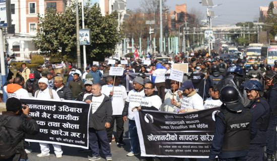 नदी किनारको मापदण्डको विरोधमा प्रदर्शन