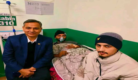 गृहमन्त्रीद्वारा वीर अस्पतालमा पुगेर अनशनरत डा. भुसालसँग भेट