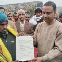 सडकमा सुतेर राहत शिक्षकको विरोध