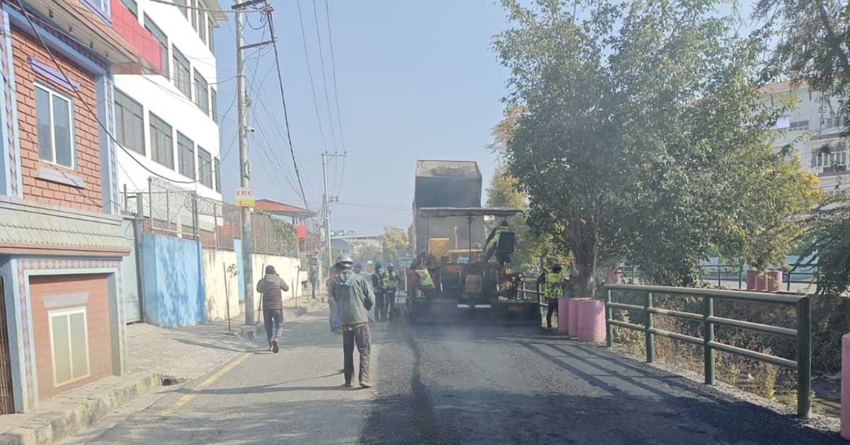 धोबीखोला नदी करिडोर सडक मर्मत धमाधम