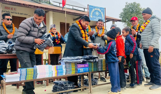 विद्यार्थीलाई न्यानो कपडा र विद्यालयलाई पुस्तक प्रदान