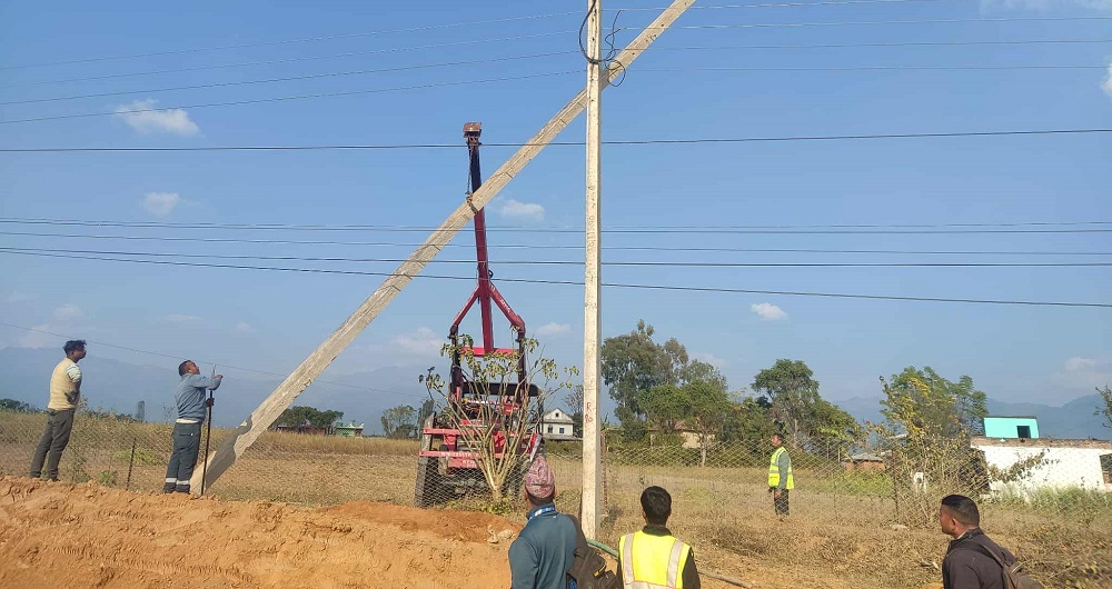 घोराही–तुलसीपुर चारलेन, विद्युत पोल व्यवस्थापन गरिँदै