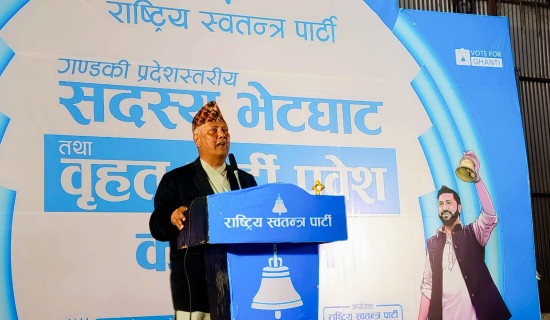 पढ्दै कमाउँदै सामुदायिक विद्यालयका विद्यार्थी