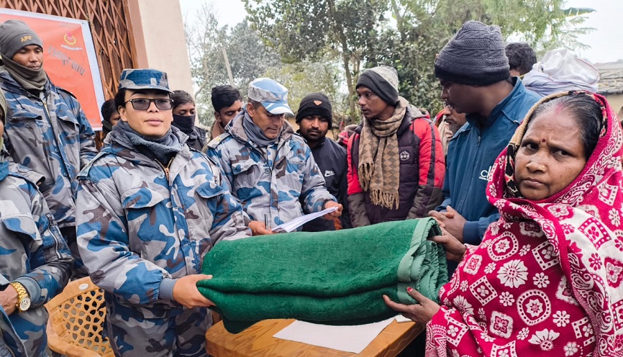 विपन्न परिवारलाई सशस्त्र प्रहरीद्वारा कम्बल वितरण