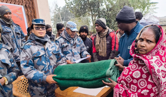 विपन्न परिवारलाई सशस्त्र प्रहरीद्वारा कम्बल वितरण