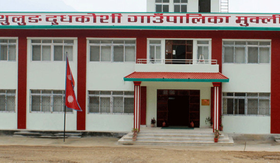 बाढीपीडितलाई राहत वितरण