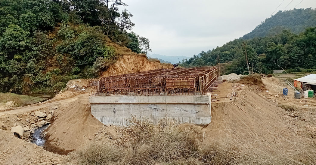 मध्यपहाडी राजमार्गको खारखोलामा पुल निर्माण