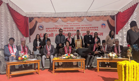 नागरिकका कुनै पनि गुनासो नआउने गरी काम गर्नुहोस् : स्वास्थ्यमन्त्री डा. गौतम