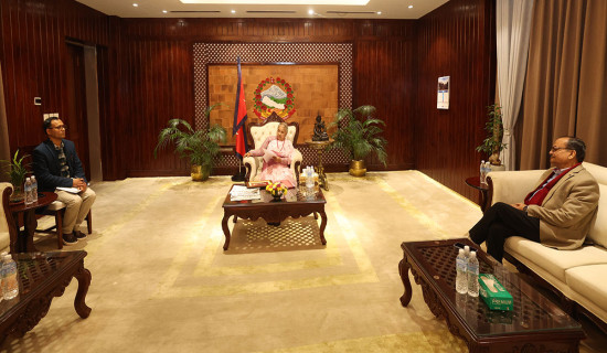 प्रधानमन्त्री कार्कीसँग प्रदेश प्रमुख लाभद्वारा शिष्टाचार भेट