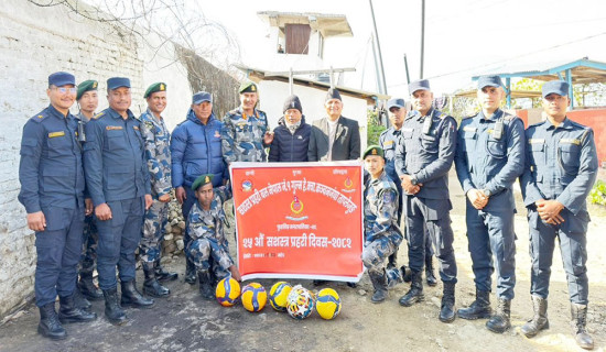 सशस्त्र प्रहरीद्वारा कैदीलाई खेलकुद सामग्री वितरण