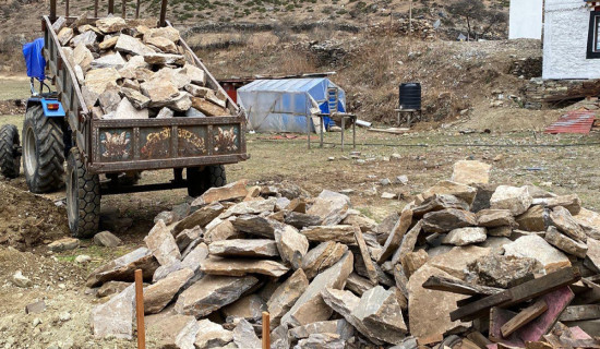 सडक नभएको छेकम्पारमा गुड्छन् स्कुटर र ट्र्याक्टर