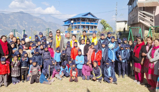 शिक्षक र विद्यार्थीलाई टोपी वितरण