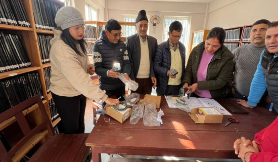 धवलागिरि बहुमुखी क्याम्पसको पुस्तकालयलाई उपकरण सहयोग