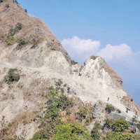 देवता रिसाउने डरले जीर्ण पुलबाटै जोखिमपूर्ण यात्रा गर्न बाध्य