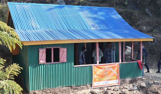 सशस्त्र प्रहरीको श्रमदानबाट विपन्न परिवारको घर निर्माण
