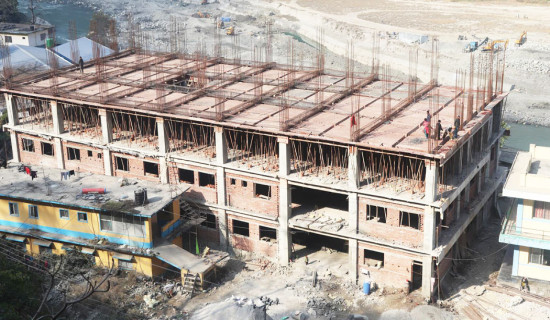 छोङछिङस्थित कृषि विज्ञान प्रतिष्ठानको अवलोकन गर्नुहुँदै प्रधानमन्त्री प्रचण्ड