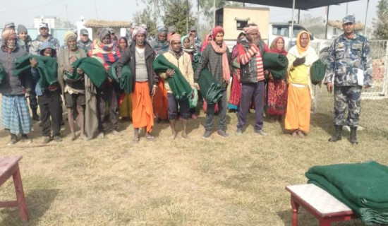सशस्त्र प्रहरीद्वारा डाक्नेश्वरीमा कम्बल वितरण