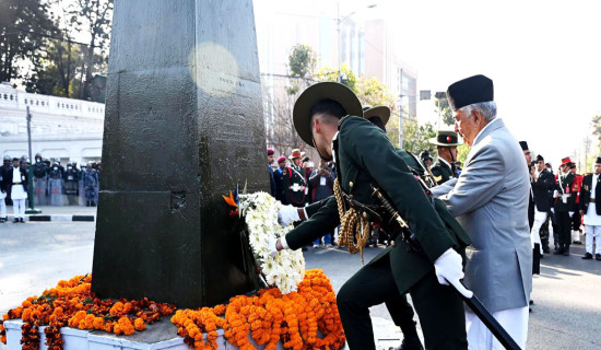राष्ट्रपतिद्वारा राष्ट्र निर्माताको सालिकमा पुष्पहार अर्पण