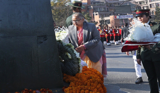 राष्ट्रपति पौडेल, प्रधानमन्त्री कार्की र विशिष्ट पदाधिकारीद्वारा पुष्पगुच्छा अर्पण