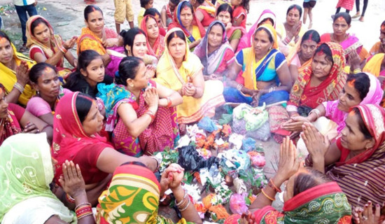 महिलाद्वारा जितवाहनको पूजा र कथा श्रवण