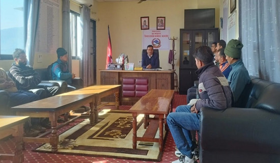 भूकम्पपीडितद्वारा प्रमुख जिल्ला अधिकारीलाई ज्ञापान पत्र