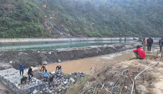 पर्यटक लोभ्याउन नदी थुनेर ताल
