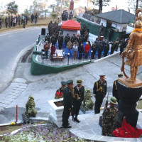 भूकम्पपीडितद्वारा प्रमुख जिल्ला अधिकारीलाई ज्ञापान पत्र